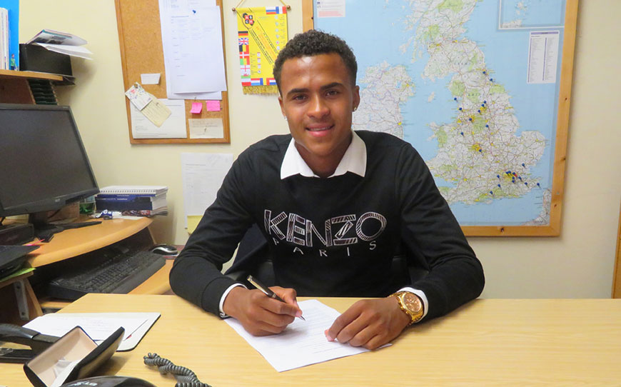 Bonds Pens First Pro Deal With Daggers